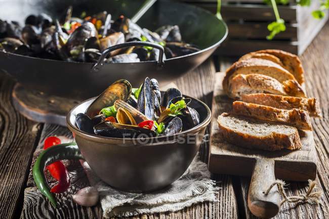 Cozze con aglio e peperoncini — Foto stock