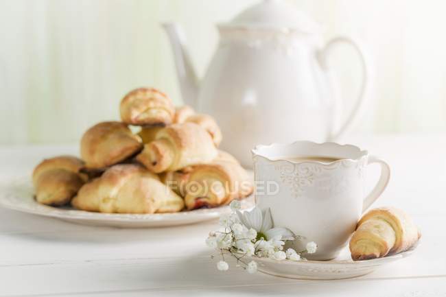 Café et croissants sur la table — Photo de stock