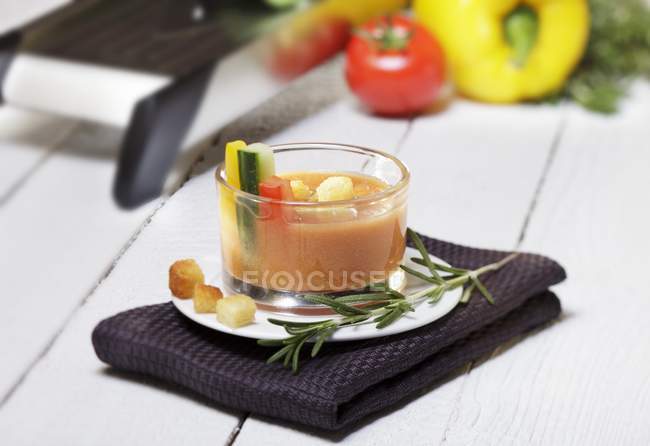 Gazpacho con crostini sul piatto — Foto stock