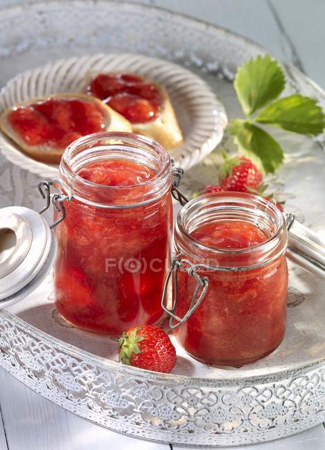 Confiture de fraises dans des pots — Photo de stock