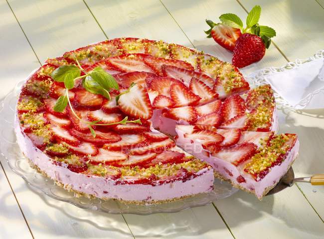 Нарезанный клубничный торт на тарелке — стоковое фото