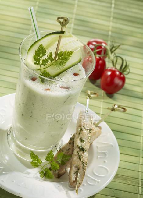 Gurkengetränk im Glas mit Stevia und Satay-Spießen über grüner Oberfläche — Stockfoto