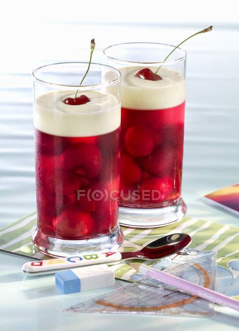 Gelatina con ciliegie in bicchieri — Foto stock
