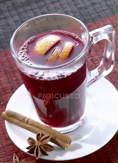 Red wine punch with oranges — Stock Photo