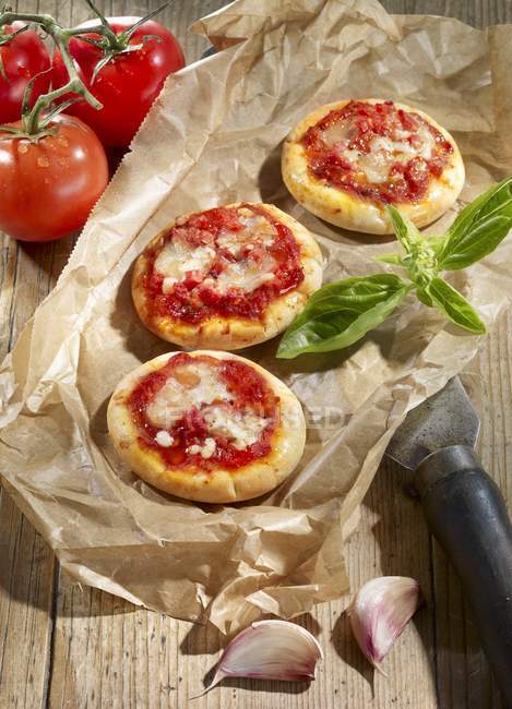 Pizzas con salsa de tomate - foto de stock