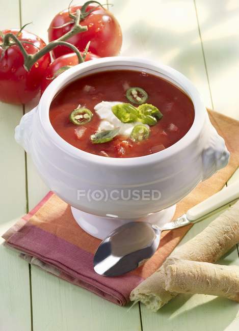Zuppa di pomodoro con anelli di peperoncino — Foto stock