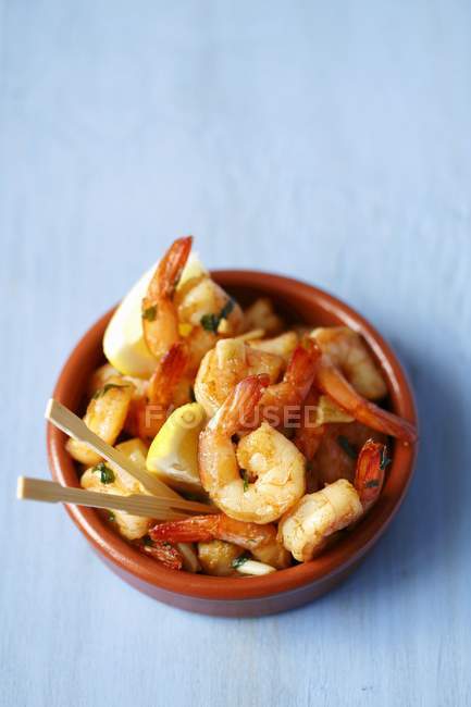 Fried prawns with garlic — Stock Photo