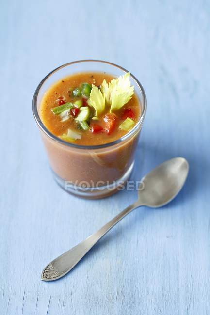 Vetro di gazpacho sul tavolo — Foto stock