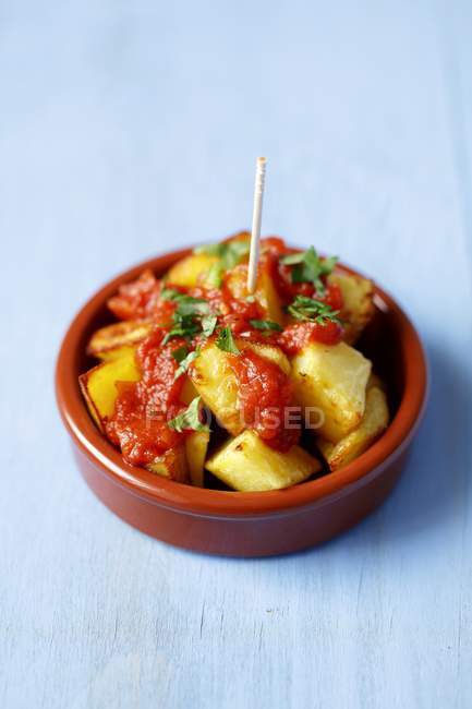 Batatas com salsa de tomate picante — Fotografia de Stock