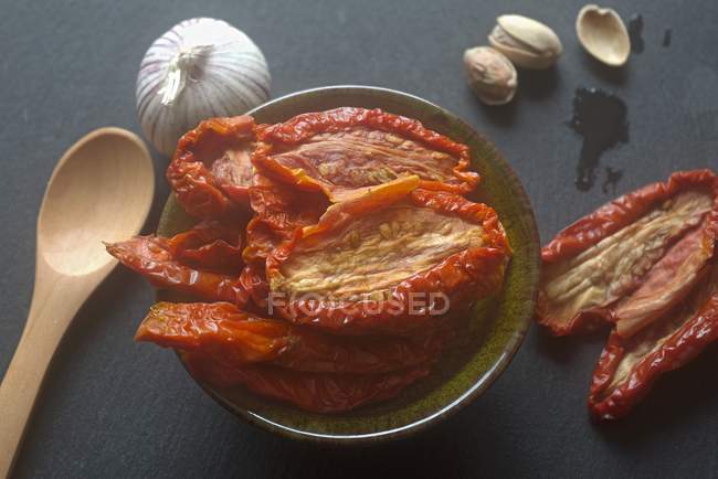 Tazón de tomates secos - foto de stock