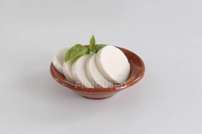 Mozzarella végétalienne dans un bol en terre cuite — Photo de stock