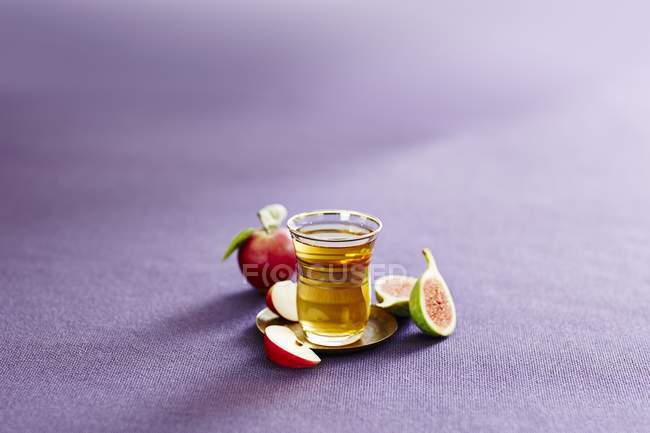 Vetro di tè di mela turco — Foto stock