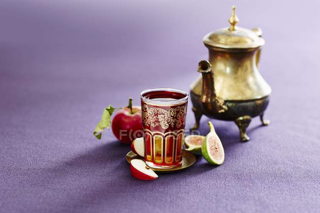 Vetro di tè di mela turco — Foto stock