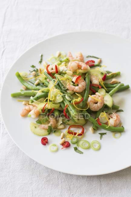 Bean salad with prawns — Stock Photo