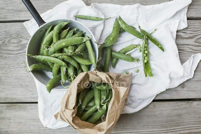 Pea pods in a sack — Stock Photo