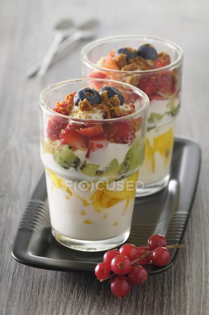 Frutas e iogurte parfait em copos — Fotografia de Stock