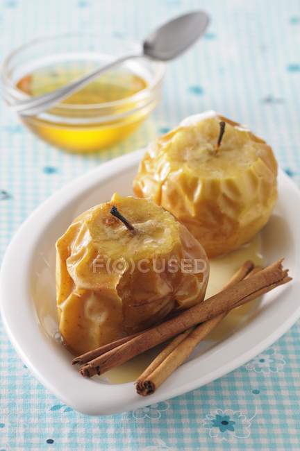 Baked apples with honey — Stock Photo