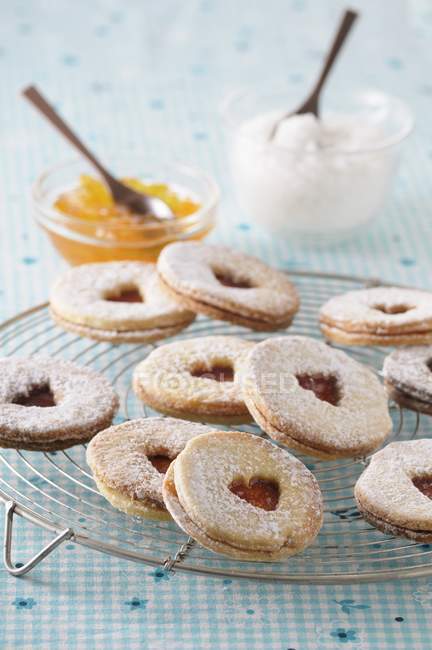 Closeup view of Sable cookies with jam on a wire rack — Stock Photo