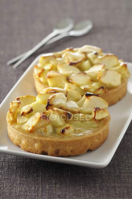 Apple tartlets in white dish — Stock Photo