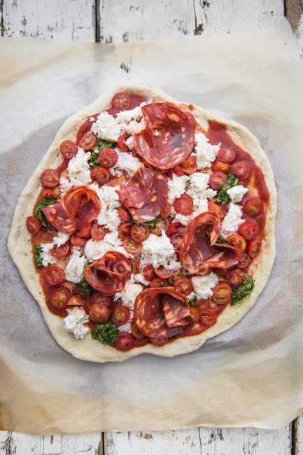Ungebackene Pizza mit Tomaten — Stockfoto