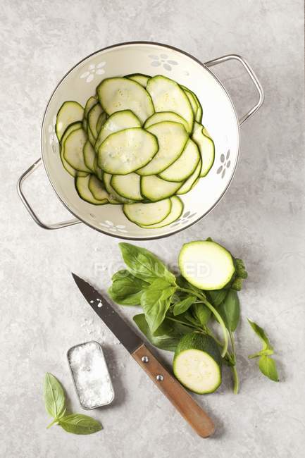 Zucchini in Scheiben geschnitten und grünes Basilikum — Stockfoto