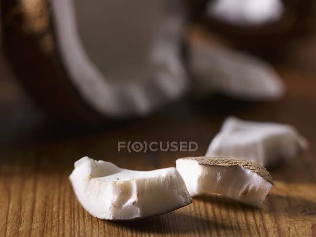 Vista close-up de pedaços de coco na superfície de madeira — Fotografia de Stock