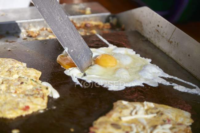 Huevos fritos en bandeja para asar - foto de stock