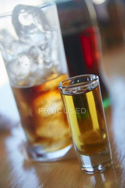 Cocktails in Gläsern über dem Tisch — Stockfoto