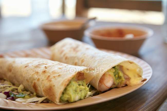 Primo piano vista di gamberetti Burritos sul piatto — Foto stock