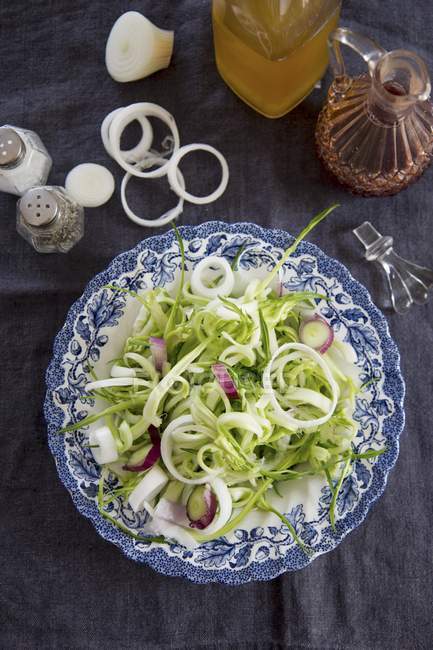 Puntarelle Salat mit Zwiebeln — Stockfoto