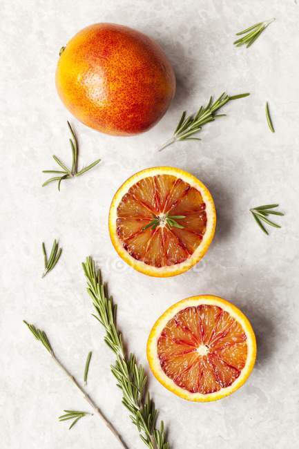 Whole and halved Blood oranges — Stock Photo