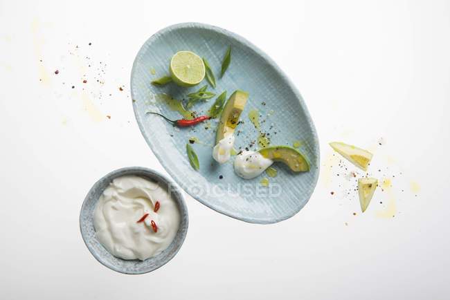 Aguacate y yogur en el plato - foto de stock