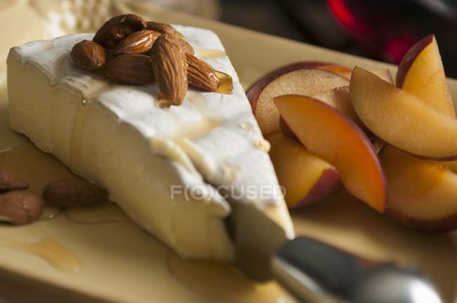 Brie mit Mandeln auf weißem Teller — Stockfoto