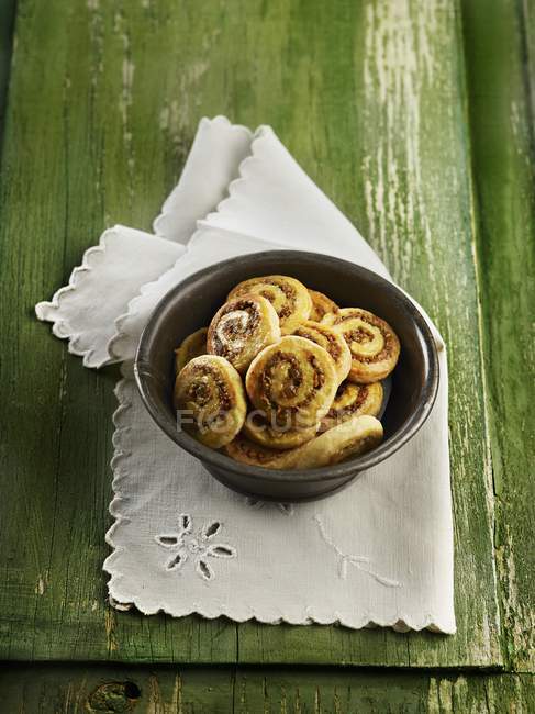 Closeup view of pistachio buns with ginger and lemon jam — Stock Photo