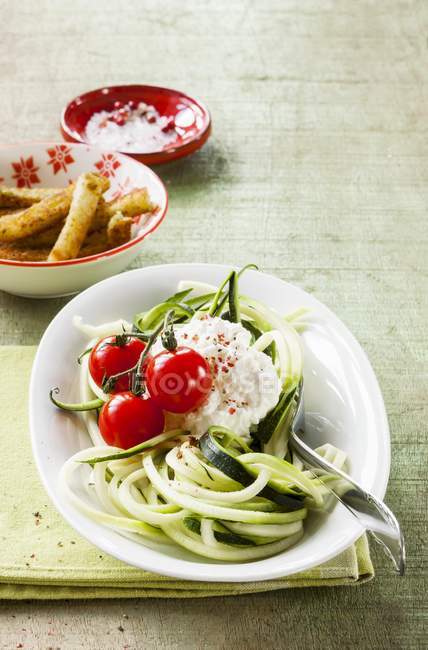 Courgette spaghetti with cheese — Stock Photo
