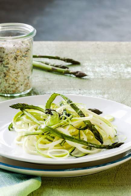 Asparagus salad with courgette spaghetti — Stock Photo