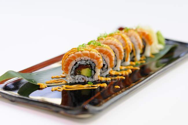 Sushi maki arco iris con salmón - foto de stock