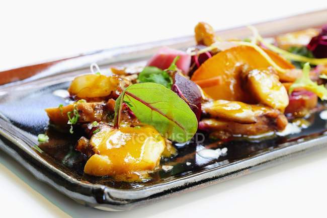 Салат з морепродуктів з восьминогами і буряком — стокове фото