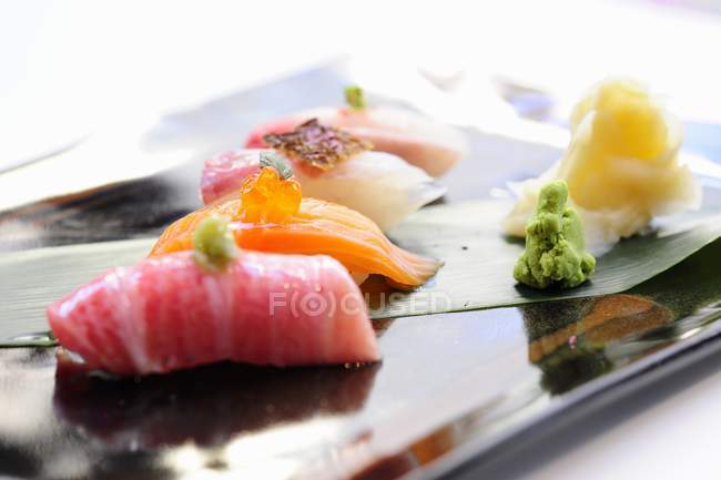 Bandeja Sashimi con wasabi - foto de stock