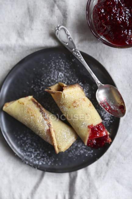 Gerollte französische Crêpes mit Marmelade — Stockfoto