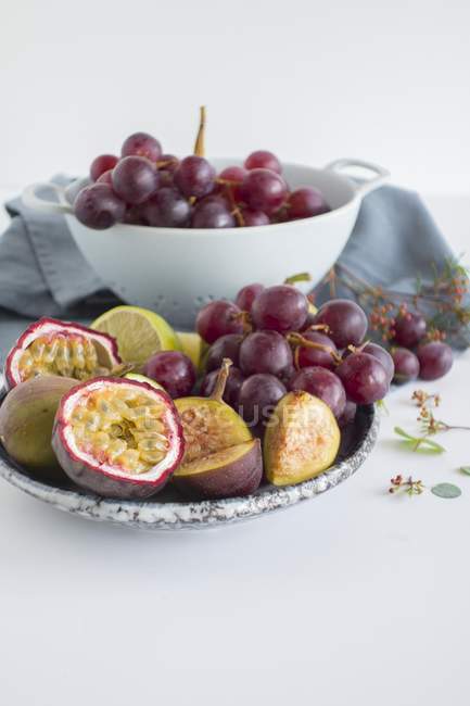 Grapes with figs and passion fruit — Stock Photo