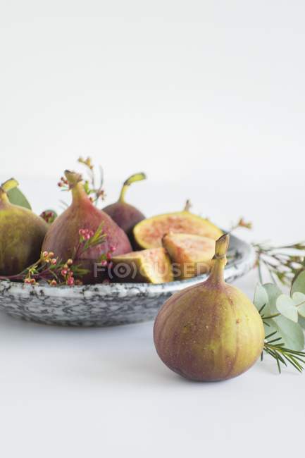 Fresh figs in marble plate — Stock Photo