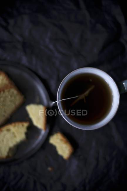 Tasse de thé et gâteau — Photo de stock