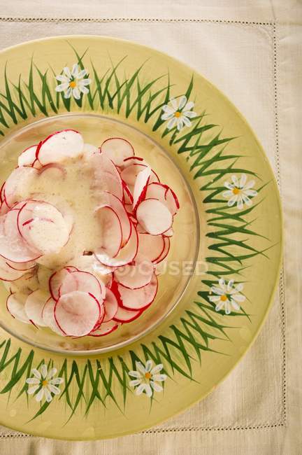Салат из редьки на деревенской тарелке — стоковое фото