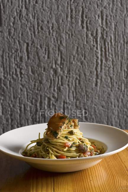 Pasta de espagueti con aceitunas - foto de stock