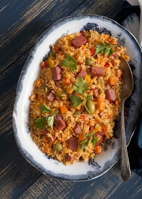 Plato con arroz con salchicha - foto de stock