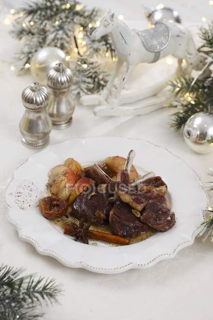 Lamb chops with apples — Stock Photo