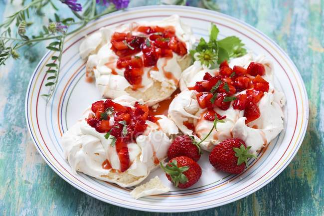 Meringue cakes with strawberries — Stock Photo
