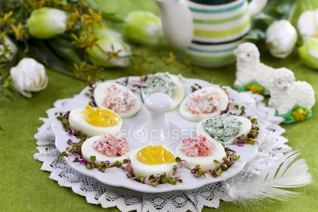Vue rapprochée des œufs démoniaques sur un plateau de service pour Pâques — Photo de stock