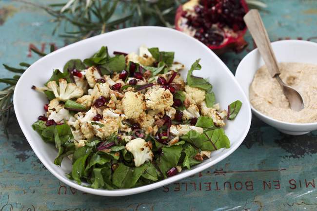 Spinach salad with roasted cauliflower — Stock Photo